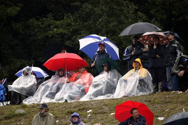 Hartnäckige Motorsportfans trotzen dem Regen Motorsport Grand Prix Herren Großer Preis von Belgien 2004, Formel 1 Weltmeisterschaft, F1, F, GP, WM, Vdig Totale Spa-Francorchamps
