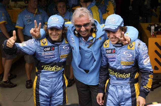 Jarno Trulli (li.) feiert mit Teamchef Flavio Briatore (beide Italien) und Fernando Alonso (Spanien, alle Renault) seine Pole Position Motorsport Grand Prix Herren Großer Preis von Belgien 2004, Formel 1 Weltmeisterschaft, F1, F, GP, WM, Qualifying, Vdig Gruppe Spa-Francorchamps Glück Freude, Begeisterung,