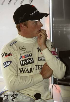 Kimi Räikkönen (Finnland McLaren-Mercedes) nachdenklich in der Box Motorsport Grand Prix Herren Großer Preis von Belgien 2004, Formel 1 Weltmeisterschaft, F1, F, GP, WM, Qualifying, Vdig Einzelbild Spa-Francorchamps Nachdenklichkeit,
