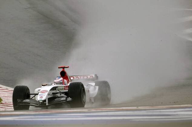 Jenson Button (England BAR-Honda) wirbelt mit seinem Boliden eine Menge Wasser auf Motorsport Grand Prix Herren Großer Preis von Belgien 2004, Formel 1 Weltmeisterschaft, F1, F, GP, WM, Qualifying, Vdig Einzelbild Spa-Francorchamps Dynamik,