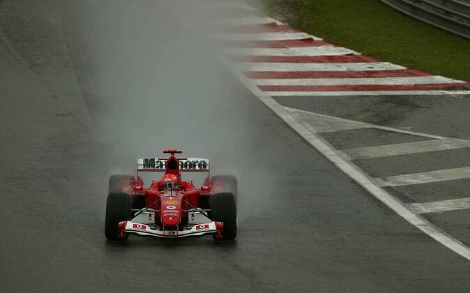 Michael Schumacher (Deutschland Ferrari) wirbelt mit seinem Boliden eine Menge Wasser auf Motorsport Grand Prix Herren Großer Preis von Belgien 2004, Formel 1 Weltmeisterschaft, F1, F, GP, WM, Qualifying, Vdig Einzelbild Spa-Francorchamps Dynamik,