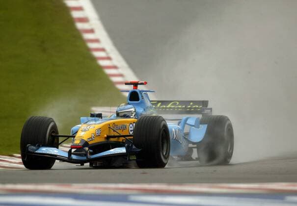 Jarno Trulli (Italien Renault) wirbelt mit seinem Boliden eine Menge Wasser auf Motorsport Grand Prix Herren Großer Preis von Belgien 2004, Formel 1 Weltmeisterschaft, F1, F, GP, WM, Qualifying, Vdig Einzelbild Spa-Francorchamps Dynamik,