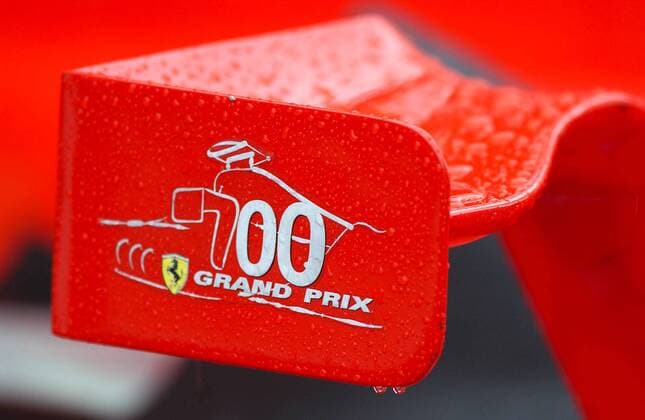 Regentropfen am Jubiläumslogo zum 700. Grand-Prix-Rennen von Ferrari Motorsport Grand Prix Herren Großer Preis von Belgien 2004, Formel 1 Weltmeisterschaft, F1, F, GP, WM, Qualifying, Vdig Einzelbild Spa-Francorchamps