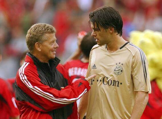 Michael Ballack (re., Bayern) und Co-Trainer Peter Hermann (Leverkusen) im Gespräch Fußball 1. BL Herren Saison 2004 2005, Bayer 04 Leverkusen - FC Bayern München 4:1, Vdig Gruppe Leverkusen