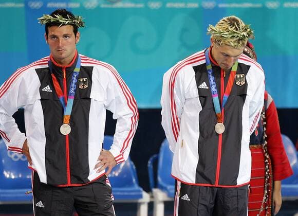 Florian Kehrmann (li.) und Stefan Kretzschmar (beide Deutschland) - enttäuscht über die Silbermedaille Handball OS Sommer Herren Olympische Sommerspiele Athen 2004, Olympia, Olympiade, Spiele, Nationalmannschaft, Nationalteam, Gruppe Helliniko Enttäuschung,