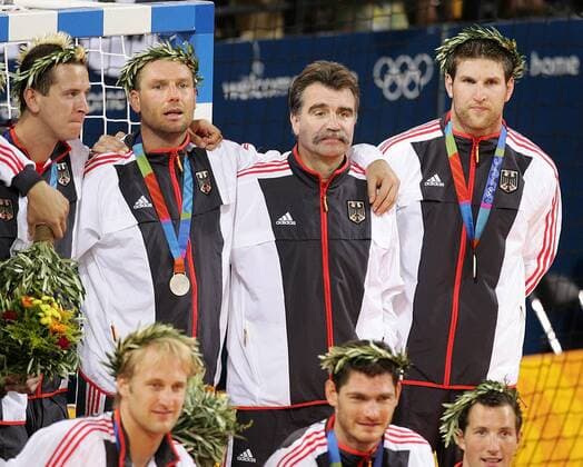 Enttäuschte Silbermedaillengewinner v.li.: Pascal Hens, Christian Schwarzer, Bundestrainer Heiner Brand und Jan Olaf Immel (alle Deutschland) Handball OS Sommer Herren Olympische Sommerspiele Athen 2004, Olympia, Olympiade, Spiele, Nationalmannschaft, Nationalteam, Gruppe Helliniko Enttäuschung,