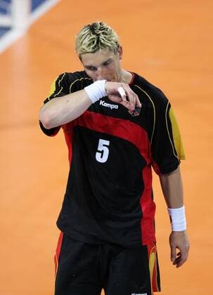 Stefan Kretzschmar (Deutschland) nachdenklich Handball OS Sommer Herren Olympische Sommerspiele Athen 2004, Olympia, Olympiade, Spiele, Länderspiel, Finale, Endspiel Einzelbild Nationalmannschaft, Nationalteam, Nationaltrikot Helliniko Nachdenklichkeit, Enttäuschung