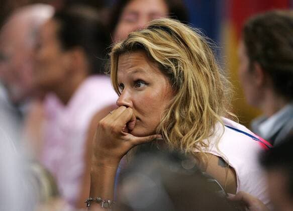 Franziska van Almsick (Deutschland) fassungslos unter den Zuschauern des Endspiels im olympischen Handballwettbewerb Schwimmen OS Sommer Damen Olympische Sommerspiele Athen 2004, Olympia, Olympiade, Spiele, Handball, Schwimmsport, close Einzelbild Helliniko Leere, Enttäuschung, Nachdenklichkeit