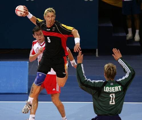Stefan Kretzschmar (Deutschland) - Sprungwurf gegen Mizar Dzomba und Torwart Venio Losert (beide Kroatien) Handball OS Sommer Herren Olympische Sommerspiele Athen 2004, Olympia, Olympiade, Spiele, Länderspiel, Vdig Gruppe Finale, Endspiel Helliniko Dynamik,