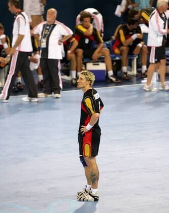 Stefan Kretzschmar (Deutschland) enttäuscht und allein auf dem Parkett - Nach dieser olympischen Niederlage wird er wohl seine Länderspielkarriere beenden Handball OS Sommer Herren Olympische Sommerspiele Athen 2004, Olympia, Olympiade, Spiele, Länderspiel, Vdig Totale Finale, Endspiel Helliniko Leere, Enttäuschung,