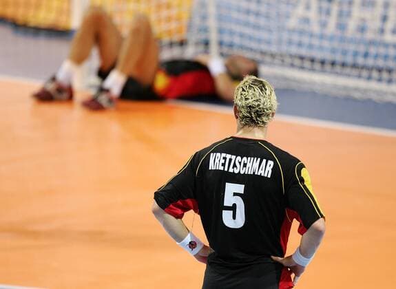 Stefan Kretzschmar (Deutschland) muß wie seine Mannschaftskollegen die goldenen Olympiahoffnungen begraben Handball OS Sommer Herren Olympische Sommerspiele Athen 2004, Olympia, Olympiade, Spiele, Länderspiel, Vdig Einzelbild Finale, Endspiel Helliniko Enttäuschung,