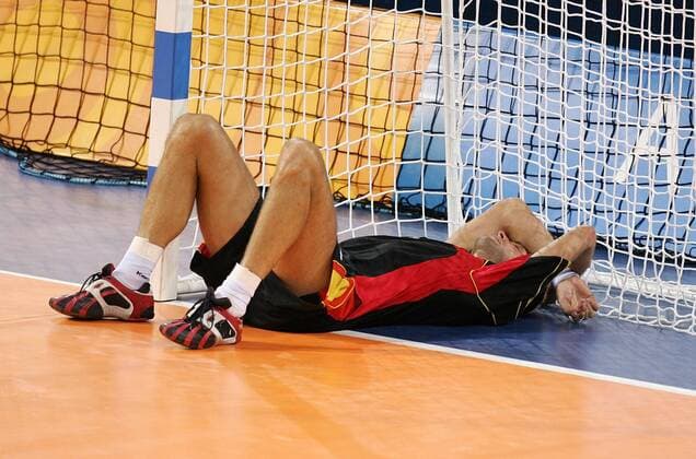 Daniel Stephan (Deutschland) liegt nach der bitteren Niederlage enttäuscht auf dem Boden und muß nun die goldenen Olympiahoffnungen begraben Handball OS Sommer Herren Olympische Sommerspiele Athen 2004, Olympia, Olympiade, Spiele, Länderspiel, Vdig Einzelbild Finale, Endspiel Helliniko Enttäuschung, Verzweiflung,