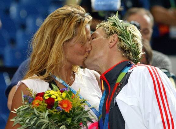 Stefan Kretzschmar holt sich nach der Finalniederlage Trost und Küsse bei Freundin Franziska van Almsick (beide Deutschland) ab Handball OS Sommer Herren Olympische Sommerspiele Athen 2004, Olympia, Olympiade, Spiele, Länderspiel, Finale, Endspiel Gruppe Helliniko Sinnlichkeit,