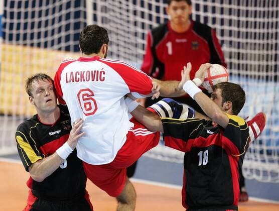 Blazenko Lackovic (Kroatien, Mitte) wird von Klaus Dieter Petersen (li.) und Daniel Stephan (beide Deutschland) in die Zange genommen Handball OS Sommer Herren Olympische Sommerspiele Athen 2004, Olympia, Olympiade, Spiele, Länderspiel, Finale, Endspiel Gruppe Nationalmannschaft, Nationalteam, Nationaltrikot Helliniko Dynamik, Kampf,