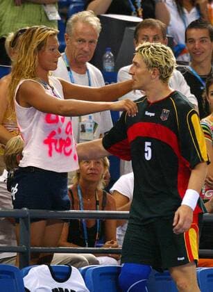 Stefan Kretzschmar holt sich nach der Finalniederlage Trost bei Freundin Franziska van Almsick (beide Deutschland) ab, das Publikum ist ergriffen Handball OS Sommer Herren Olympische Sommerspiele Athen 2004, Olympia, Olympiade, Spiele, Länderspiel, Finale, Endspiel Gruppe Helliniko Enttäuschung,