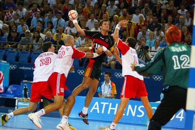 Daniel Stephan (Mitte, Deutschland) setzt sich gegen Metlicic, Dominikovic und Dzomba (alle Kroatien) durch Handball OS Sommer Herren Olympische Sommerspiele Athen 2004, Olympia, Olympiade, Spiele, Länderspiel, Finale, Endspiel Gruppe Helliniko Dynamik, Kampf,