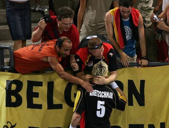 Stefan Kretzschmar (Deutschland) erhält nach der Finalniederlage Trost von den Zuschauern Handball OS Sommer Herren Olympische Sommerspiele Athen 2004, Olympia, Olympiade, Spiele, Länderspiel, Finale, Endspiel Gruppe Nationalmannschaft, Nationalteam, Nationaltrikot Helliniko