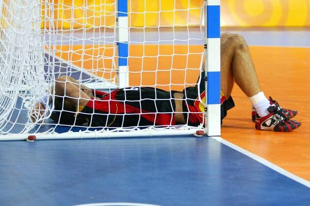 Daniel Stephan (Deutschland) liegt enttäuscht im Tor Handball OS Sommer Herren Olympische Sommerspiele Athen 2004, Olympia, Olympiade, Spiele, Länderspiel, Finale, Endspiel Einzelbild Helliniko Enttäuschung, Verzweiflung,
