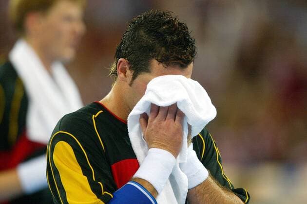 Florian Kehrmann (Deutschland) versteckt sein Gesicht enttäuscht im Handtuch Handball OS Sommer Herren Olympische Sommerspiele Athen 2004, Olympia, Olympiade, Spiele, Länderspiel, Finale, Endspiel Einzelbild Helliniko Enttäuschung, Verzweiflung,