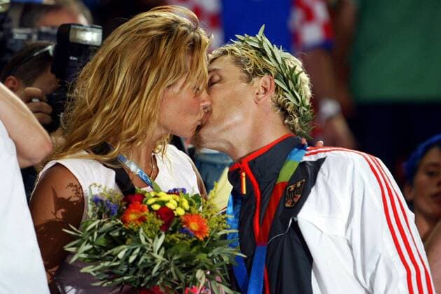 Stefan Kretzschmar (re.) wird nach der Finalniederlage von seiner Freundin Franziska van Almsick (beide Deutschland) mit einem zärtlichen Kuss getröstet Handball OS Sommer Herren Olympische Sommerspiele Athen 2004, Olympia, Olympiade, Spiele, Nationalmannschaft, Nationalteam, Gruppe Helliniko