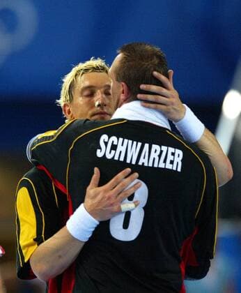 Stefan Kretzschmar (li.) und Christian Schwarzer (beide Deutschland) verabschieden sich mit einer Finalniederlage von der Nationalmannschaft Handball OS Sommer Herren Olympische Sommerspiele Athen 2004, Olympia, Olympiade, Spiele, Länderspiel, Finale, Endspiel Gruppe Helliniko Harmonie, Enttäuschung, Kameradschaft,