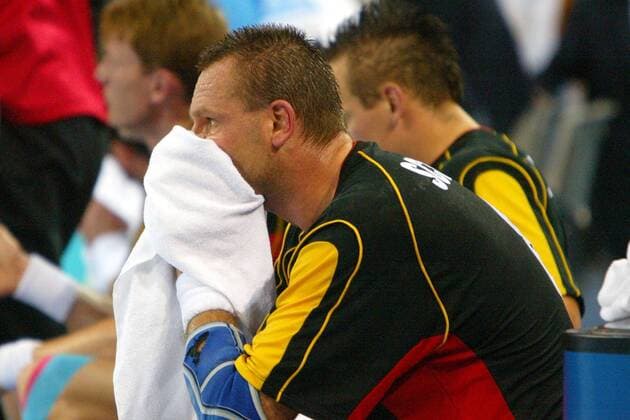 Christian Schwarzer (Deutschland) versteckt enttäuscht sein Gesicht in seinem Handtuch Handball OS Sommer Herren Olympische Sommerspiele Athen 2004, Olympia, Olympiade, Spiele, Länderspiel, Finale, Endspiel Einzelbild Helliniko Enttäuschung,