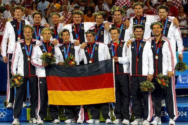 Deutschland gewinnt Silber hi.v.li.: Volker Zerbe, Daniel Stephan, Christian Schwarzer, Klaus Dieter Petersen, Frank von Behren, Pascal Hens, Mark Dragunski, Jan Olaf Immel; vorn; Christian Ramota, Stefan Kretzschmar, Torsten Jansen, Florian Kehrmann, ... Handball OS Sommer Herren Olympische Sommerspiele Athen 2004, Olympia, Olympiade, Spiele, Nationalmannschaft, Nationalteam, Totale Mannschaftsfoto, Mannschaftsbild Helliniko