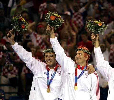 Slavko Goluza (li.) und Vlado Sola (beide Kroatien) präsentieren ihre Goldmedaillen Handball OS Sommer Herren Olympische Sommerspiele Athen 2004, Olympia, Olympiade, Spiele, Länderspiel, Finale, Endspiel, Gruppe Helliniko Freude,