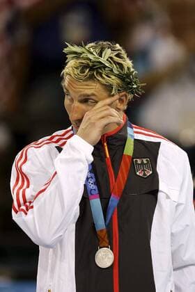 Stefan Kretzschmar (Deutschland) verdrückt während der Siegerehrung trotz Silbermedaille eine Träne Handball OS Sommer Herren Olympische Sommerspiele Athen 2004, Olympia, Olympiade, Spiele, Länderspiel, Finale, Endspiel, Einzelbild Helliniko Enttäuschung,