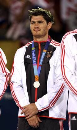 Torwart Henning Fritz (Deutschland) mit Silbermedaille Handball OS Sommer Herren Olympische Sommerspiele Athen 2004, Olympia, Olympiade, Spiele, Länderspiel, Finale, Endspiel, Einzelbild Helliniko Enttäuschung,