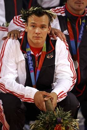 Christian Zeitz (Deutschland) mit Silbermedaille Handball OS Sommer Herren Olympische Sommerspiele Athen 2004, Olympia, Olympiade, Spiele, Länderspiel, Finale, Endspiel, Einzelbild Helliniko Enttäuschung,