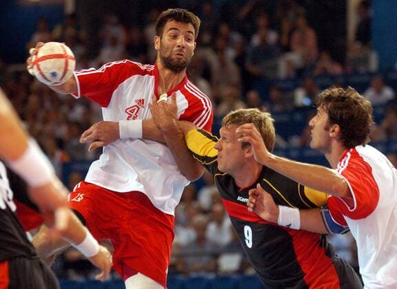 Ivano Balic (li., Kroatien) gegen Klaus-Dieter Petersen (Mitte, Deutschland) Handball OS Sommer Herren Olympische Sommerspiele Athen 2004, Olympia, Olympiade, Spiele, Finale, Endspiel, Vdig Gruppe Helliniko Dynamik,