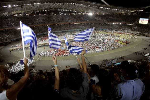 Griechische Zuschauer schwenken ihre Nationalfahnen während des Einzugs der Fahnenträger der Nationen OS Sommer Olympische Sommerspiele Athen, 2004, Olympia, Olympiade, Spiele, Schlussfeier, Schlußfeier, Feier, Totale Olympiastadion, Olympic Stadium Maroussi, Zeremonie, Abschlusszeremonie, feiern