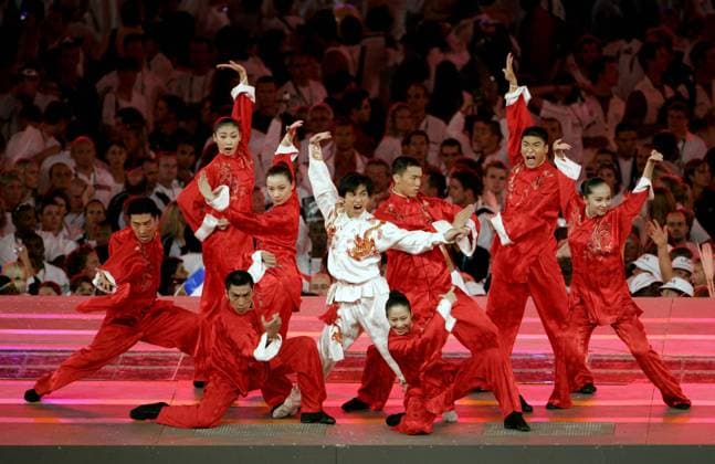 Tanzeinlage während der Vorstellung von Peking, der Olympiastadt 2008 im Rahmen der Abschlussfeier der Olympischen Spiele 2004 von Athen OS Sommer Olympische Sommerspiele Athen 2004, Olympia, Olympiade, Spiele, Schlussfeier, Schlußfeier, Feier Gruppe Vorschau Maroussi, Zeremonie, Abschlusszeremonie, Feier,