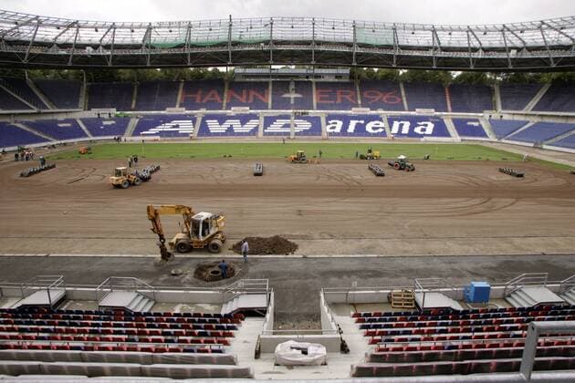 Die AWD Arena - Heimspielstätte von Hannover 96 - erhält einen neuen Rasen Fußball 1. BL Herren Saison 2004 2005, Hannover 96 Totale AWDArena Hannover