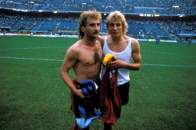 Trikottausch zwischen deutschen Legionären: Rudi Völler (li., AS Rom) und Jürgen Klinsmann (Inter) Fußball Herren Serie A 1989 1990, 1. Italienische Liga, Internazionale FC Mailand - AS Rom 3:0, Roma, Vdia Gruppe Mailand Kameradschaft,
