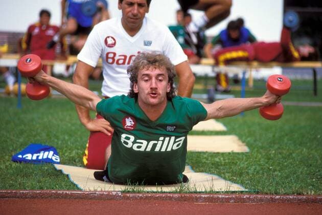Rudi Völler (Roma) - Hanteltraining Fußball Herren Serie A 1989 1990, 1. Italienische Liga, AS Rom, Training, Vdia Gruppe Rom Kraft,