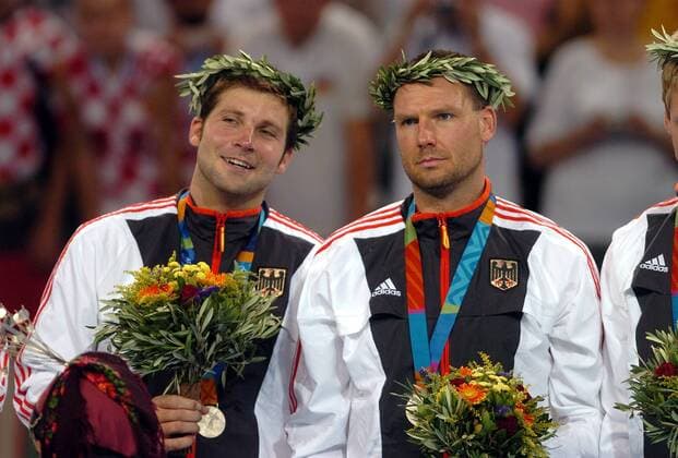 Daniel Stephan (li.) und Christian Schwarzer (beide Deutschland) können sich auf der Siegerehrung schon wieder über die Silbermedaille freuen Handball OS Sommer Herren Olympische Sommerspiele Athen 2004, Olympia, Olympiade, Spiele, Länderspiel, Finale, Endspiel, Vdig Gruppe Helliniko Freude,