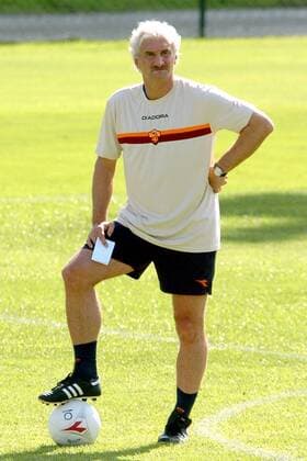 Rudi Völler, der neue Trainer des AS Rom, verfolgt das erste Training noch skeptisch Fußball Herren Serie A 2004 2005, 1. Italienische Liga, AS Rom, Roma Einzelbild Rom Skepsis,