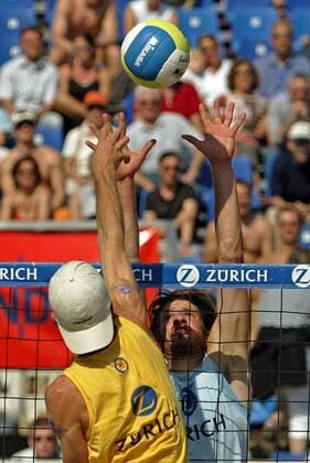 Manuel Rieke (VC Olympia Berlin, re.) - Block gegen Markus Dieckmann (Moerser SC beide Deutschland) Beachvolleyball LM Herren Deutsche Meisterschaft 2004, DM, Beach, Landesmeisterschaft Gruppe Timmendorfer Strand Timmendorf Dynamik,
