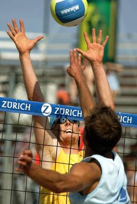 Jonas Reckermann (Moerser SC, li.) - Block gegen Hannes Ambelang (VC Olympia Berlin beide Deutschland) Beachvolleyball LM Herren Deutsche Meisterschaft 2004, DM, Beach, Landesmeisterschaft Gruppe Timmendorfer Strand Timmendorf Dynamik,