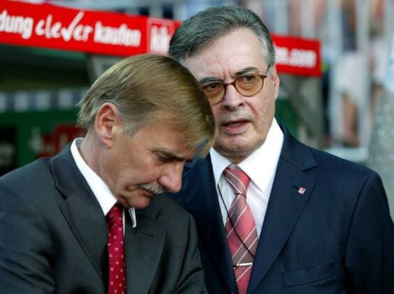 DFL Präsident Werner Hackmann (li.) im Gespräch mit DFL Geschäftsführer Wilfried Straub (beide Deutschland) Fußball 1. BL Herren Saison 2004 2005 Gruppe Bremen