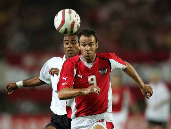 Mario Haas (re., Österreich) am Ball gegen Ashley Cole (England) Fußball Länderspiel Herren Weltmeisterschaftsqualifikation 2004, Qualifikation, Länderspiel, Nationalmannschaft, Nationalteam Gruppe Wien Dynamik,