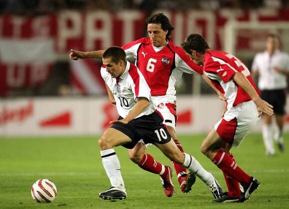 Michael Owen (li., England) gegen Rene Aufhauser (Mitte) und Martin Hiden (beide Österreich) Fußball Länderspiel Herren Weltmeisterschaftsqualifikation 2004, Qualifikation, Länderspiel, Nationalmannschaft, Nationalteam Gruppe Wien Dynamik,