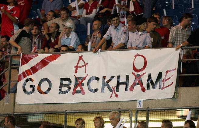 Österreichische Fans mit seltenem Willkommensgruß für Beckham - Go Back Home Fußball Länderspiel Herren Weltmeisterschaftsqualifikation 2004, Qualifikation, Länderspiel, Nationalmannschaft, Nationalteam Totale Wien
