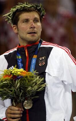 Daniel Stephan (Deutschland) während der Siegerehrung Handball OS Sommer Herren Olympische Sommerspiele 2004, Olympia, Olympiade, Spiele, Länderspiel, Nationalmannschaft Porträt Helliniko