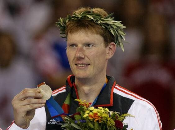 Volker Zerbe (Deutschland) präsentiert zufrieden während der Siegerehrung seine Silbermedaille Handball OS Sommer Herren Olympische Sommerspiele 2004, Olympia, Olympiade, Spiele, Länderspiel, Nationalmannschaft Porträt Helliniko Freude,