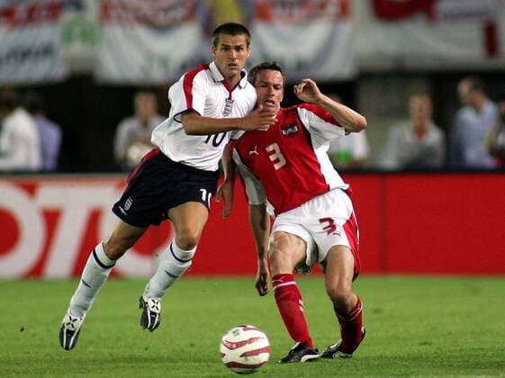 Michael Owen (England, li.) gegen Martin Hiden (Österreich) Fußball Länderspiel Herren Weltmeisterschaftsqualifikation 2004, Qualifikation, Länderspiel, Nationalmannschaft, Nationalteam Gruppe Wien Dynamik,