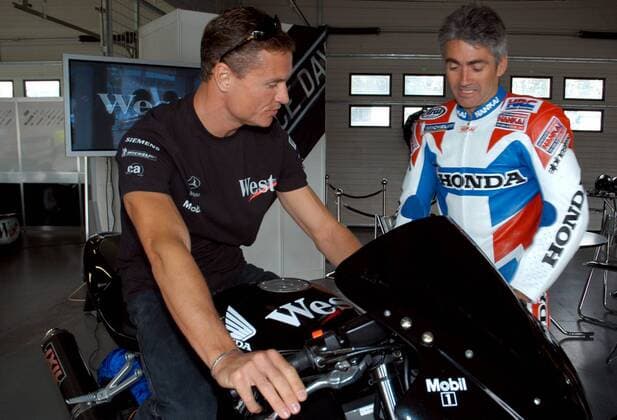 David Coulthard (Schottland McLaren Mercedes, li.) testet die Maschine von Michael Doohan (Australien) Motorsport Herren West Race Day 2004, Formel 1, F1, F, Vdig Gruppe Brünn Brno