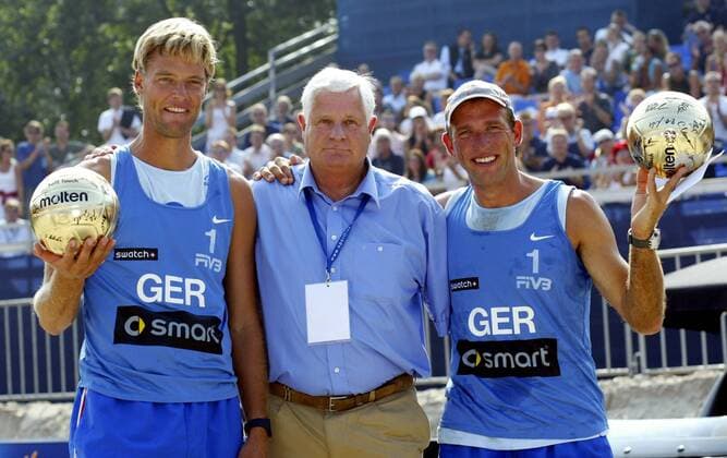 Verabschiedung der Spieler Axel Hager (Eimsbütteler TV, li.) und Jörg Ahmann (SV Fellbach) durch Werner Graf von Moltke (alle Deutschland), Präsident des deutschen Volleyballverbandes Beachvolleyball LM Herren Deutsche Meisterschaft 2004, Landesmeisterschaft, DM, Beach, Vdig, Gruppe Timmendorfer Strand Timmendorf